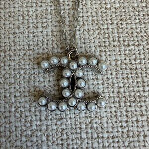 Chic Silver Pearl Necklace
